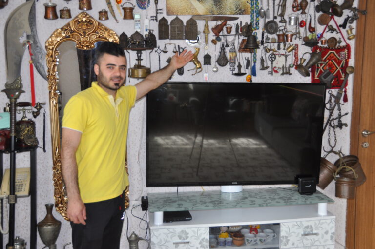 Kapıcı, dairelerden topladığı  hurda eşyaları satarak aldığı antika eşyalarla evini müzeye çevirdi