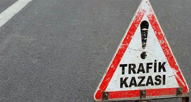 Motosiklet ile otomobillerin karıştığı kazada 3 kişi yaralandı
