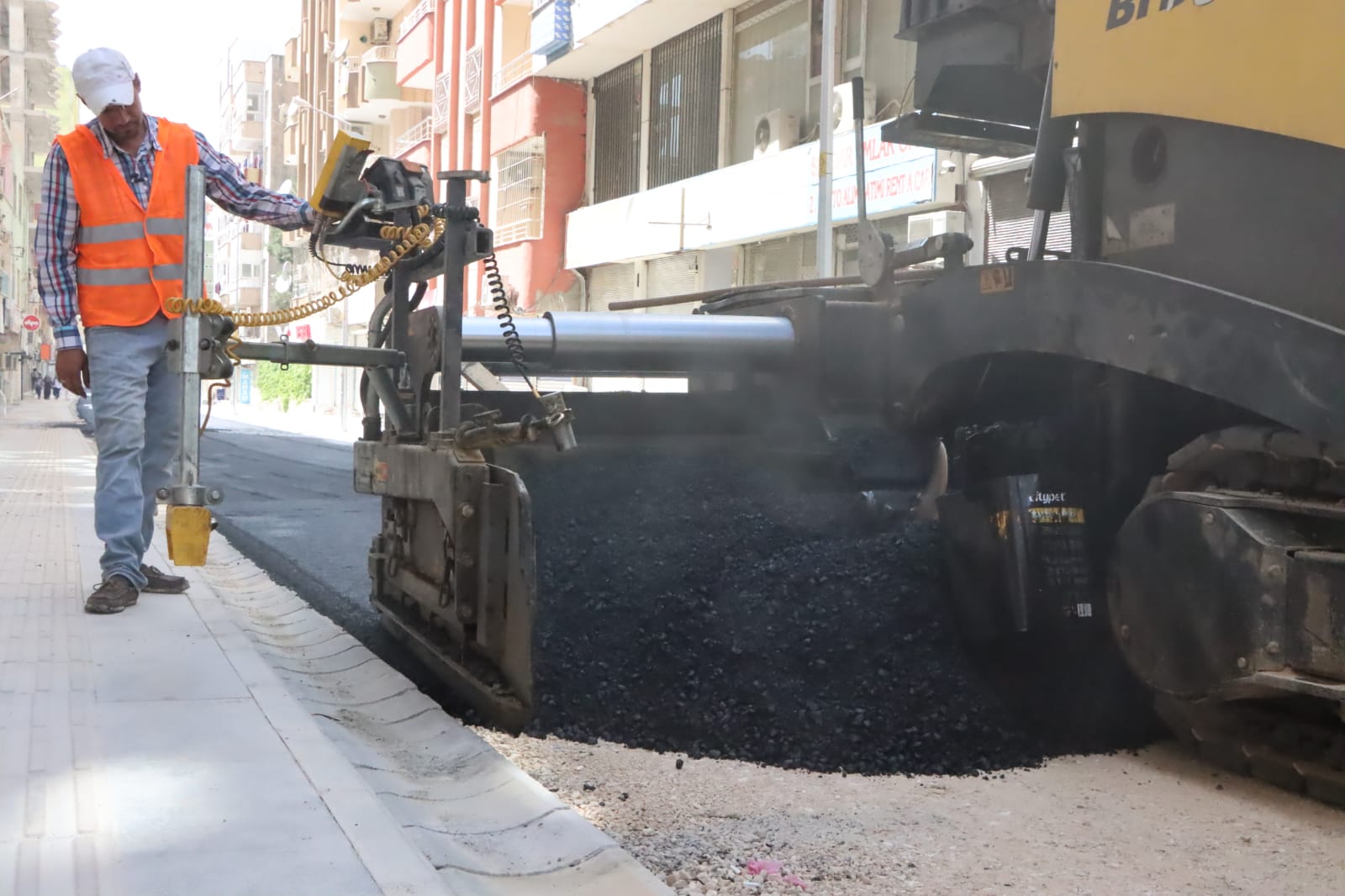 Kızıltepe Yeni Mahalle’de asfalt çalışması başladı