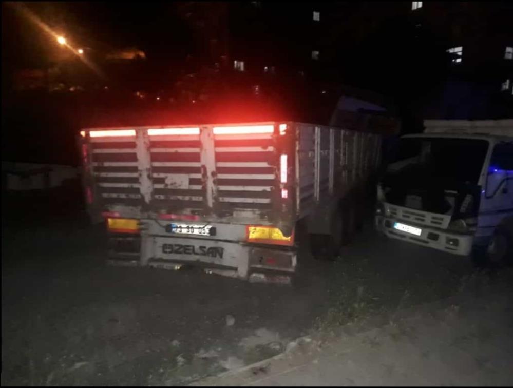 Derik’te tır park halindeki araca çarptı