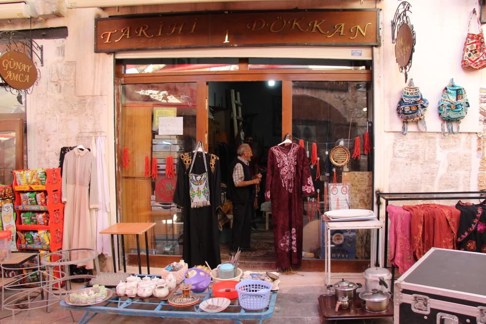 Bu dükkana giren 30 yıl geriye gidiyor