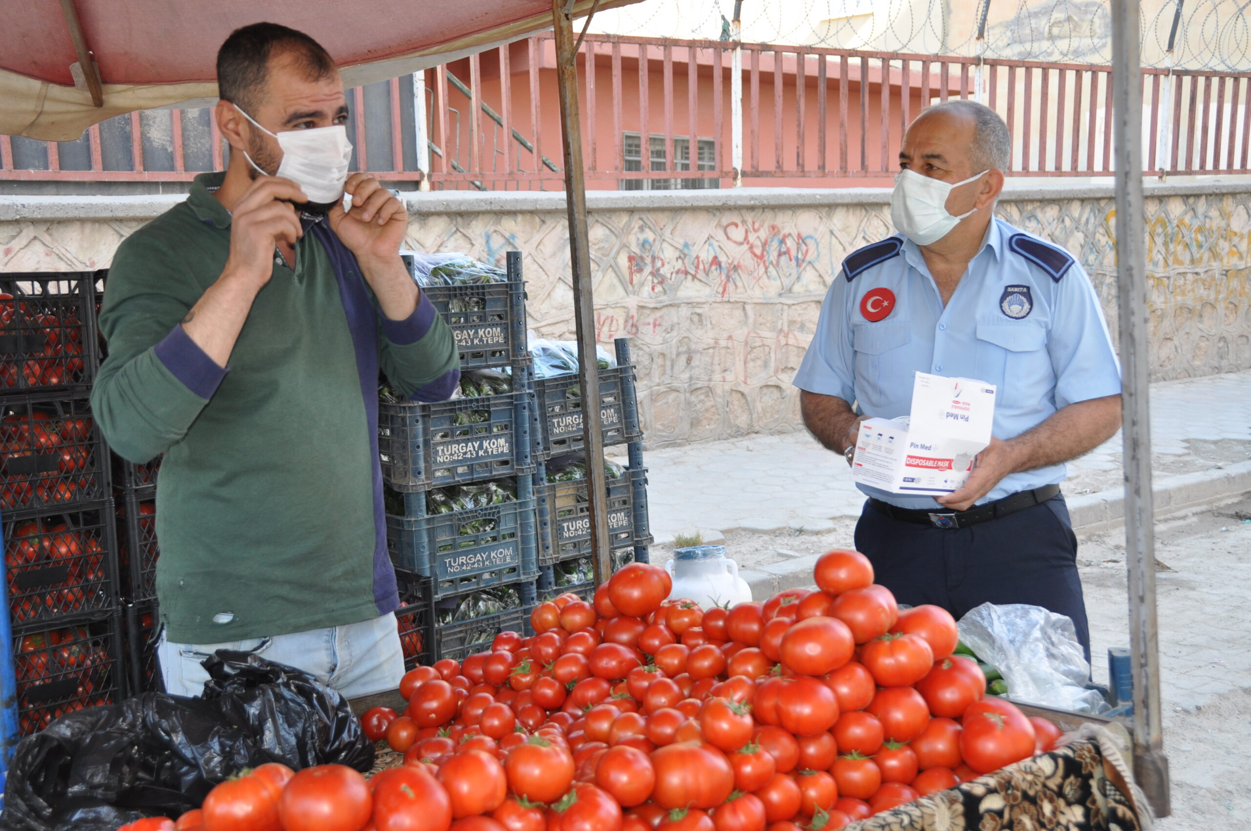 Mardin’de pazar yerleri açıldı esnaf da vatandaş da sevindi