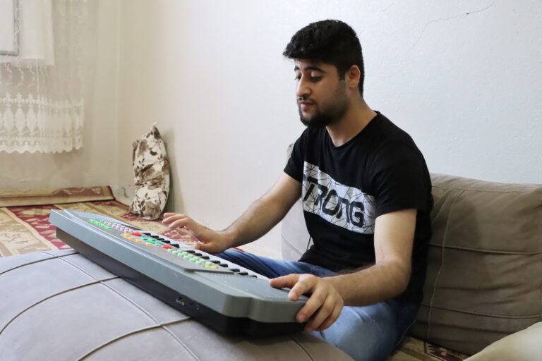 Zihinsel engelli  gencin müzik aşkı: İnternetten izlediği videolarla org çalmayı öğrendi
