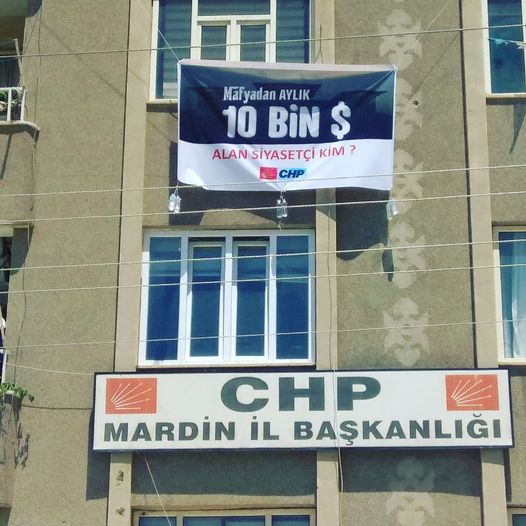 CHP’den “Mafyadan aylık 10 bin dolar alan siyasetçi kim?” pankartı