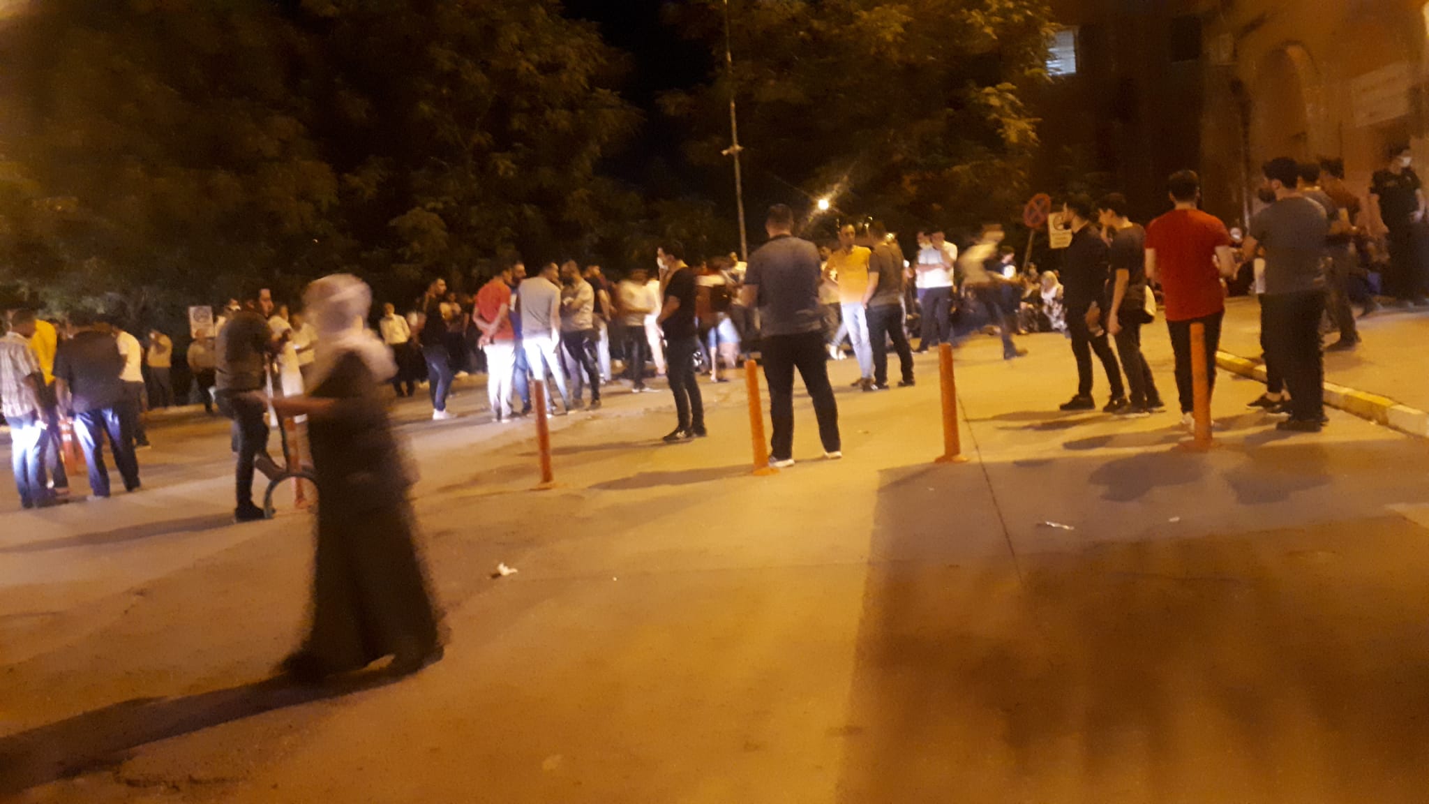 Çocuklarının kavgasını duyan kadın yolun karşısına geçmeye çalışırken canından oldu