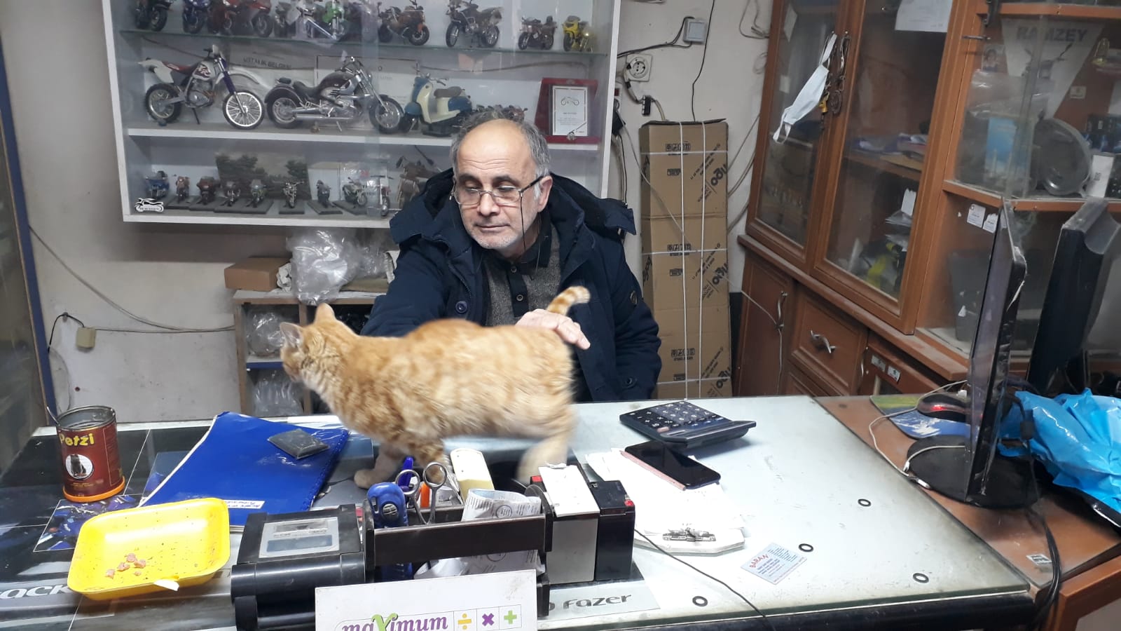 Emekli maaşını sokak hayvanları için harcayan hayvansever, mama fiyatlarından yakındı