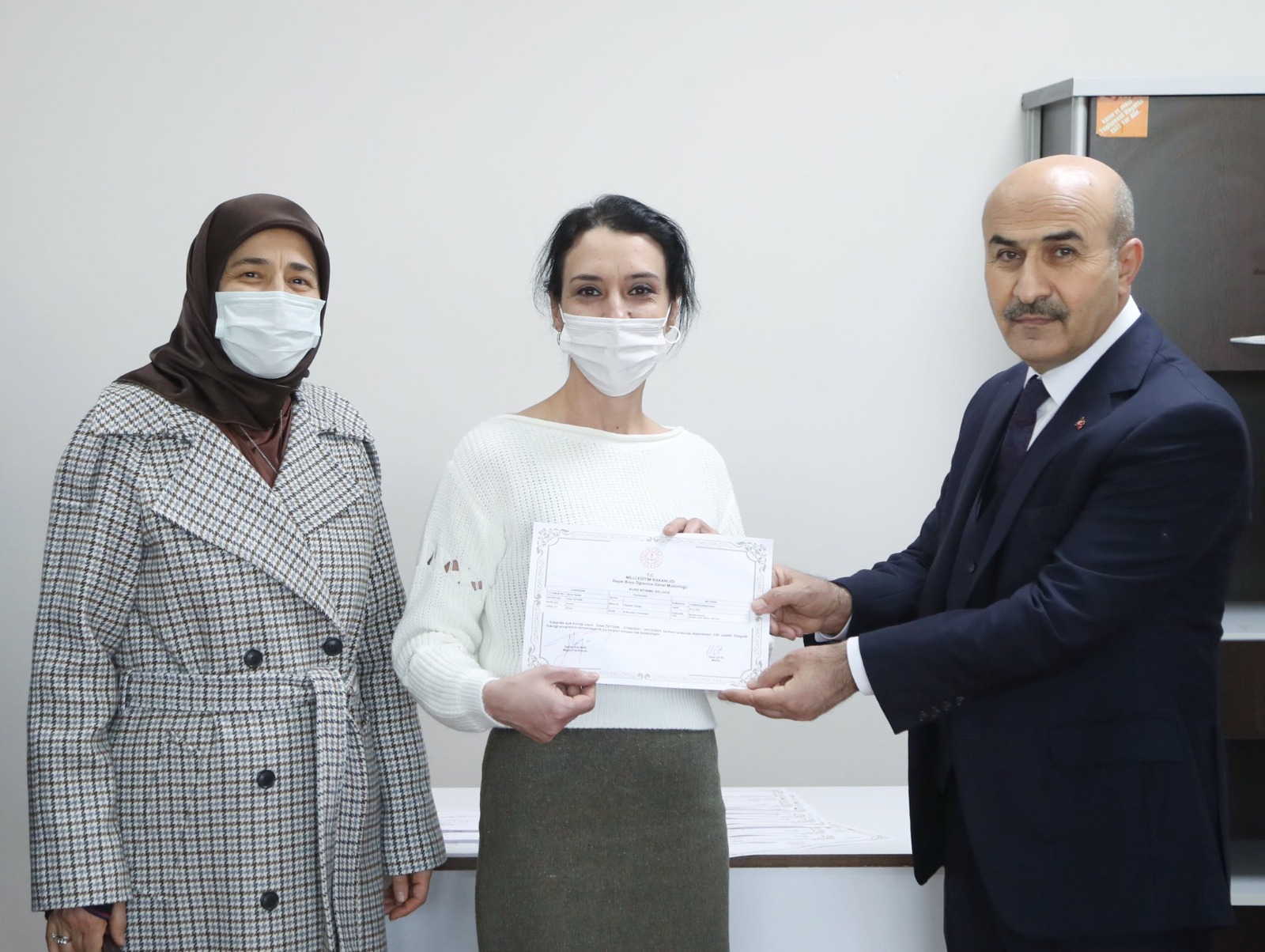 Başarılı kursiyerler sertifikalarını Vali Demirtaş’ın elinden aldılar