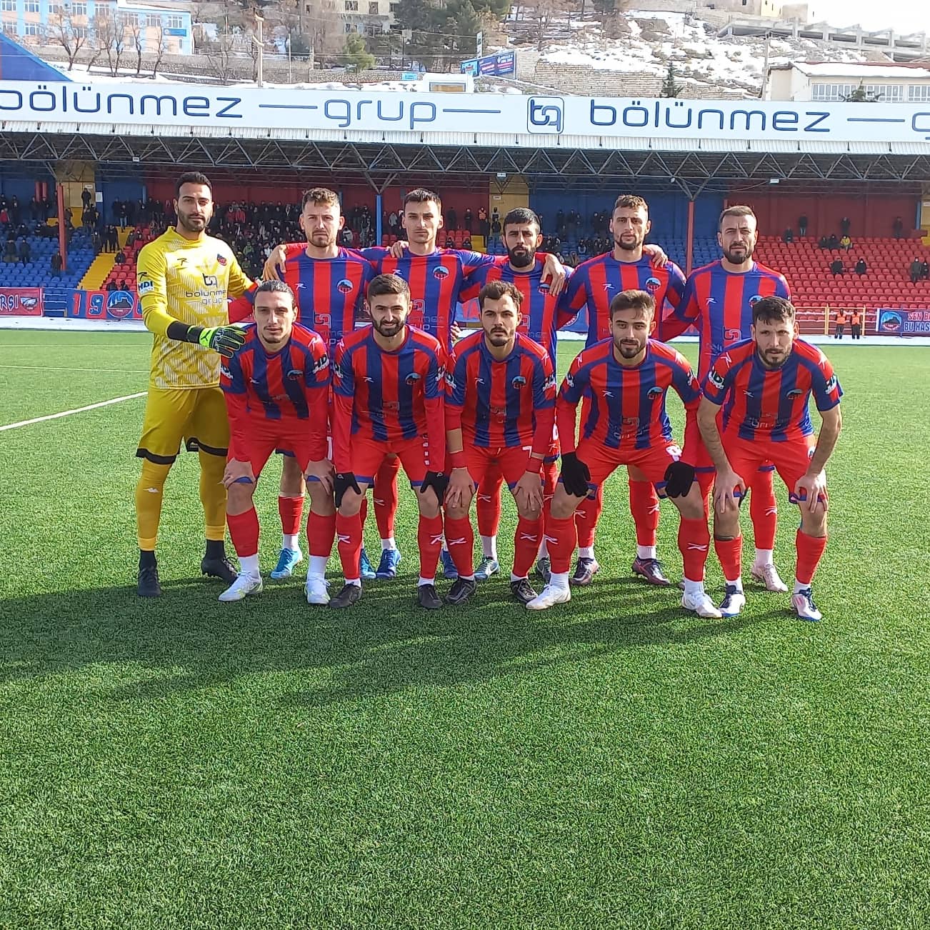 Mardin 1969 Spor’da futbolcular galibiyeti taraftara armağan etti