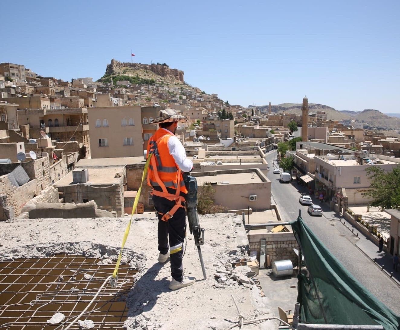 Mardin’de betonarme yapıların yıkımı devam ediyor