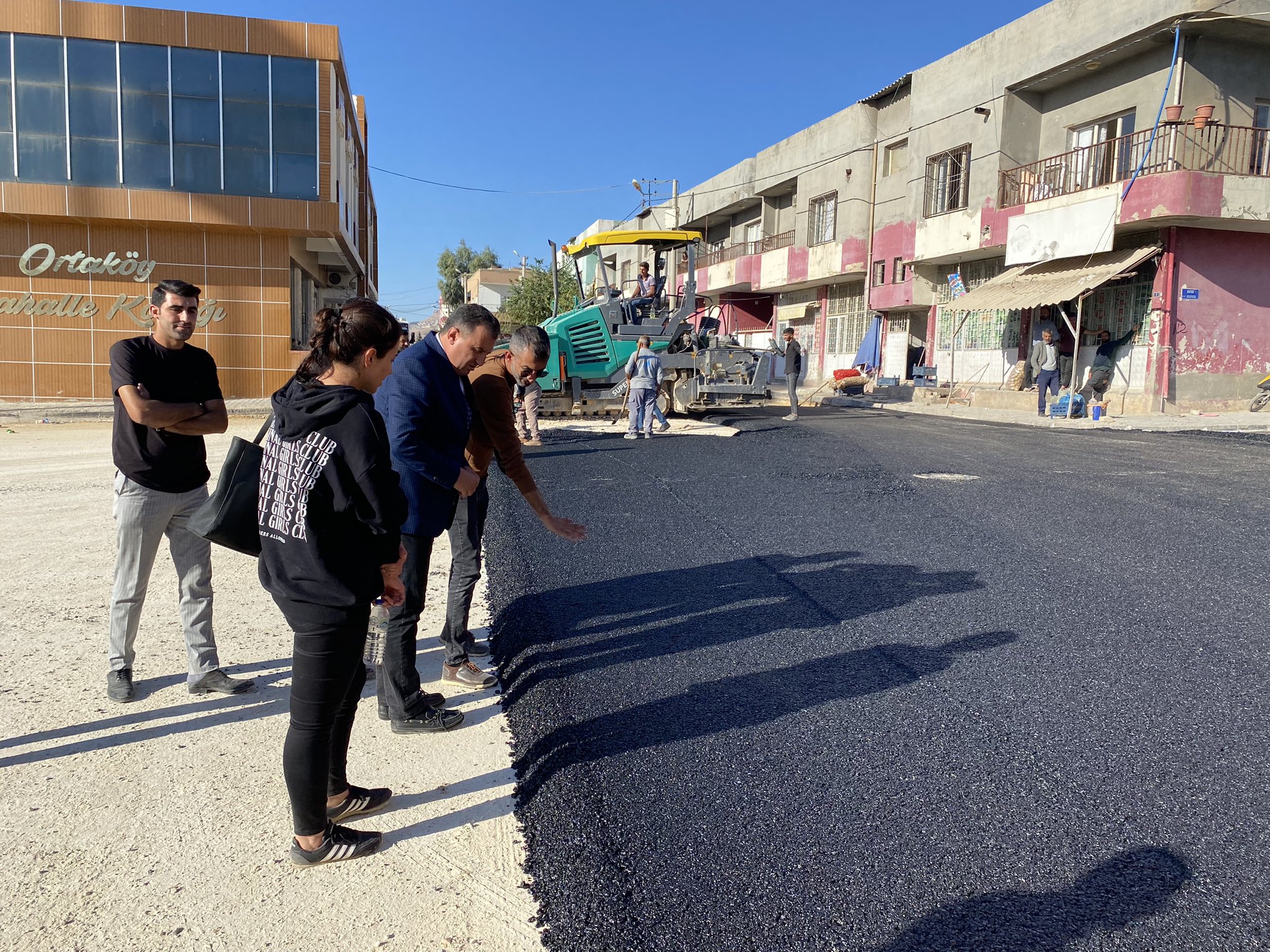 Ortaköy’de sıcak asfalt çalışmaları devam ediyor
