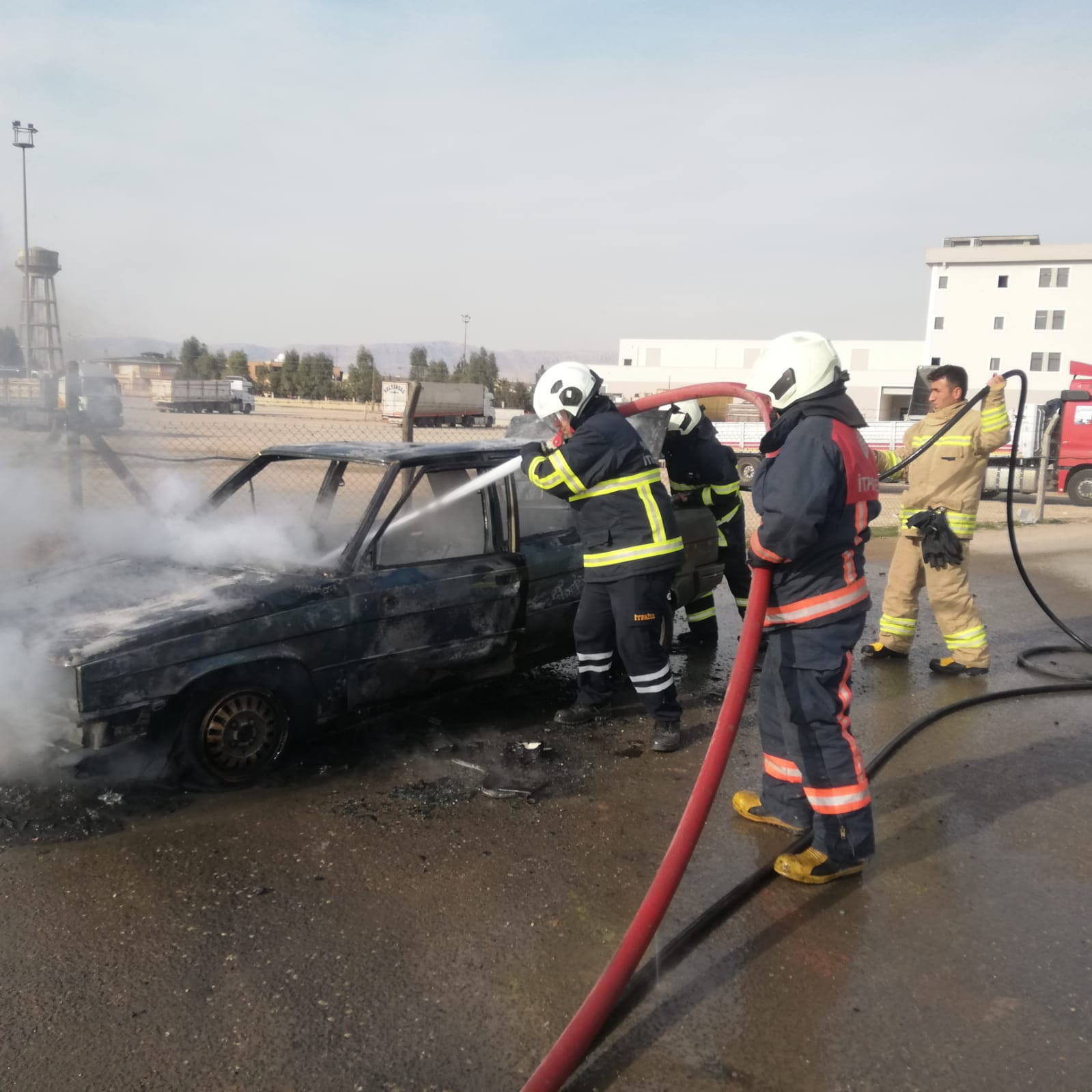 Kızıltepe’de otomobil alevlere teslim oldu