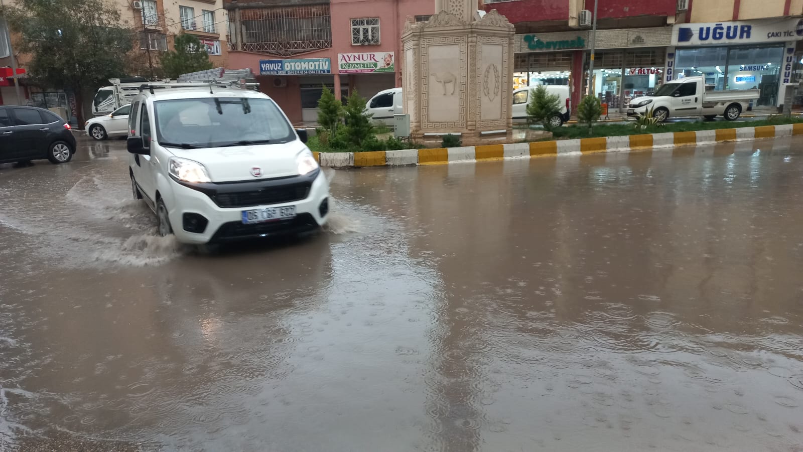 Kızıltepe’de 30 dakikada caddeler göle döndü