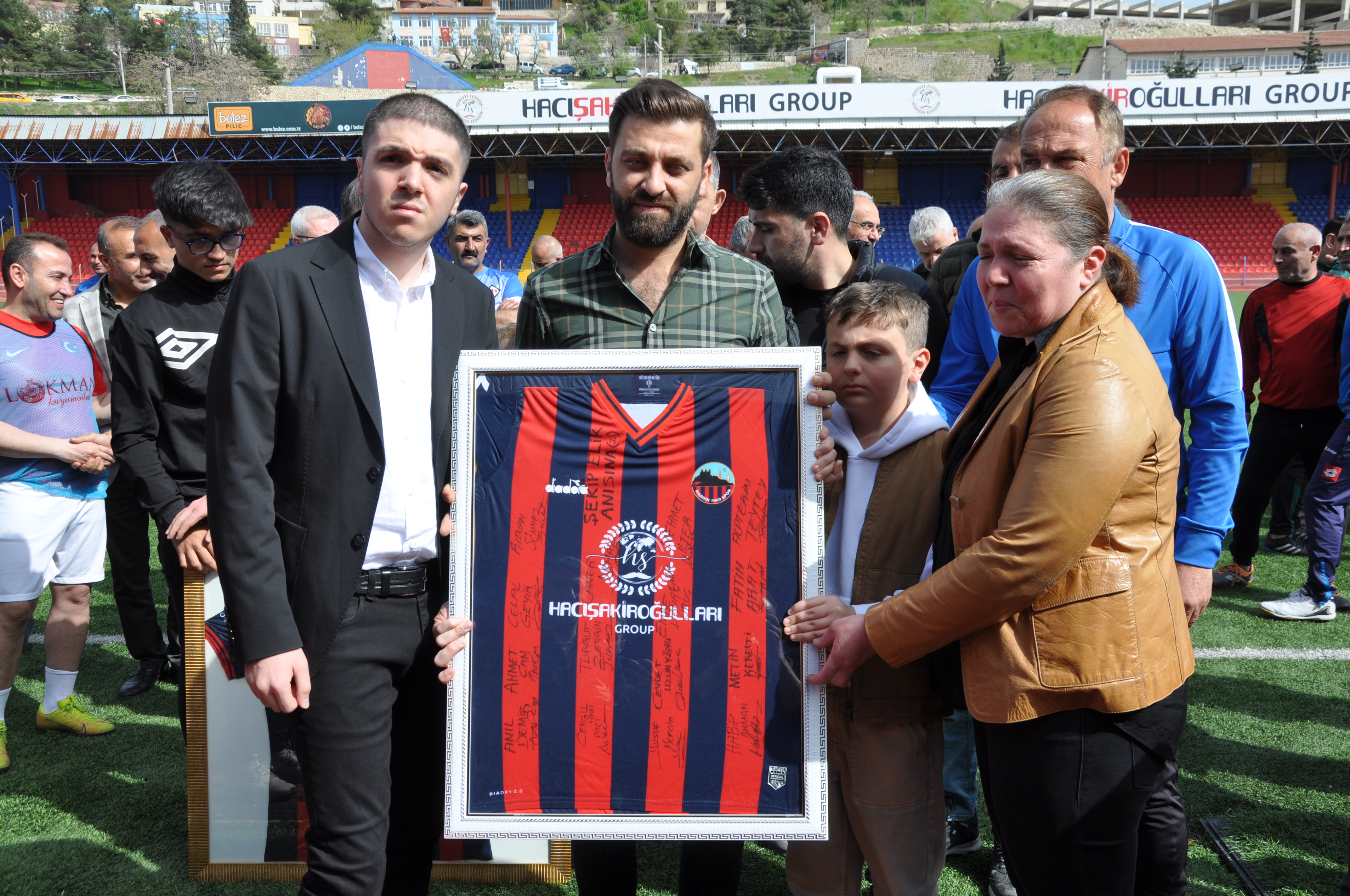  Mardinspor'un eski futbolcusu merhum Şekip Elik anısına futbol turnuvası düzenlendi. Turnuvada Elik'in eşine Mardin 1969 Spor Kulüp Başkanı Rıdvan Aşar, takımın formasını hediye etti. Duygusal anların yaşanıldığı programda Elik'in eşi göz yaşlarına hakim olamadı.