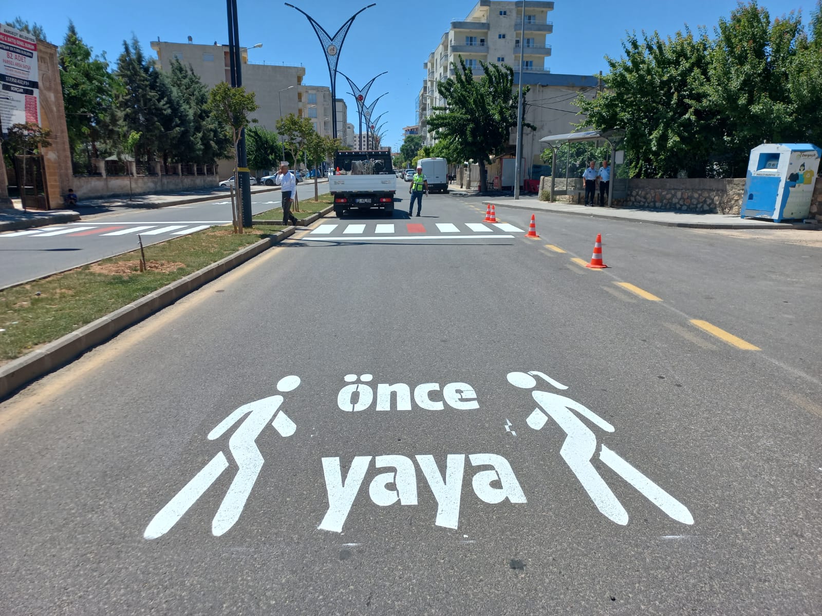 Dargeçit Caddelerine, “Önce Yaya” ve “Pêşî Peya” ikonları yazıldı