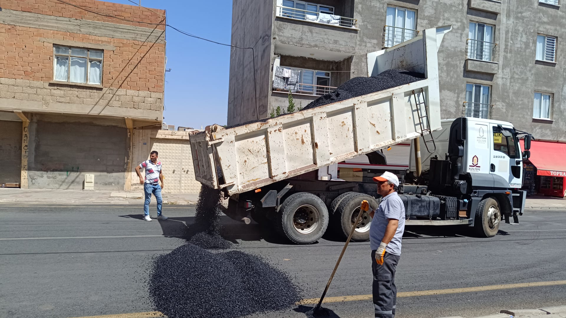 Kızıltepe’de asfalt yama çalışması devam ediyor