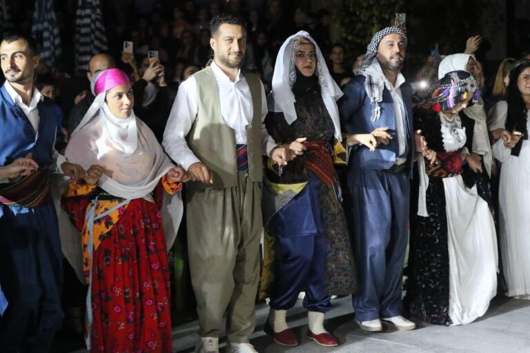 Mazıdağı Kadın Kültür Festivali’nde Yöresel Kıyafetler Tanıtıldı