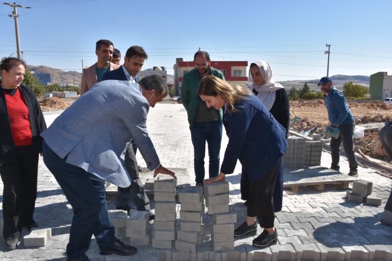 Eş Başkanlar ilk kilitli parke taşı çalışmalarını yerinde inceledi