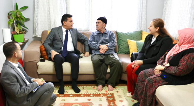 Kızıltepe Kaymakamı Abdullah Şahin, Vefa projesi kapsamında vatandaşları evlerinde ziyaret ederek kendileriyle hasbihalde bulundu.