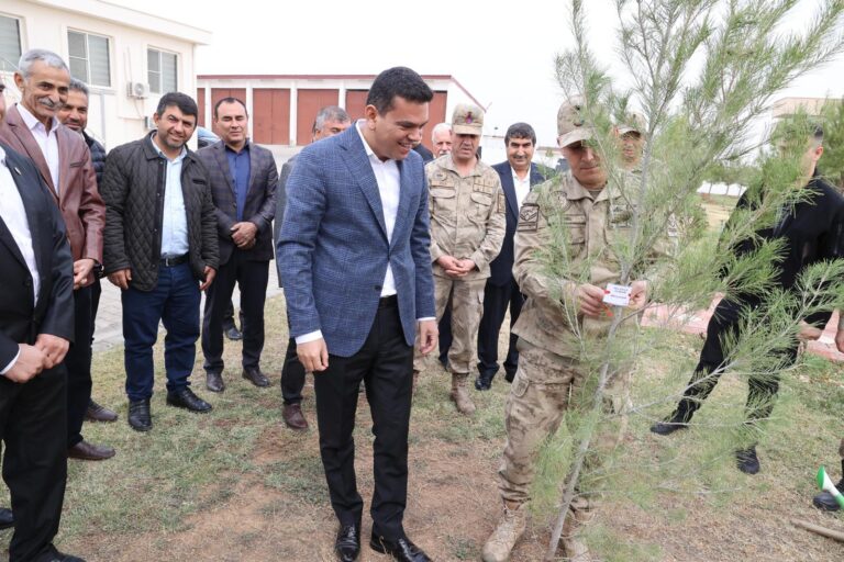 Kaymakam Şahin Muhtarlarla Birlikte Fidan Dikti