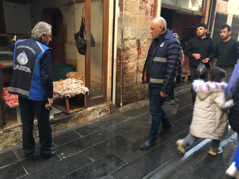 Artuklu Zabıta Ekiplerinden Tarihi Kasapçılar Çarşısı’nda Hijyen Denetimi