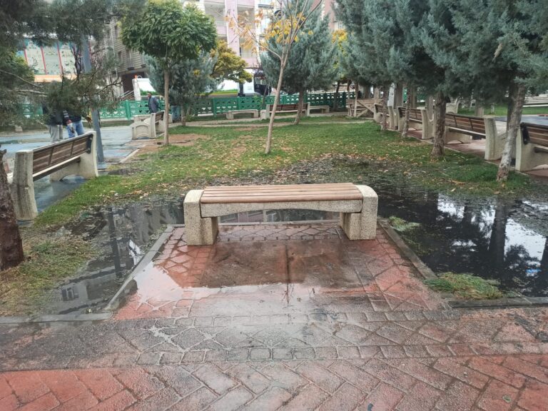 Diriliş Parkı’nda Yakılan Oturma Bankı Hızla Yenilendi