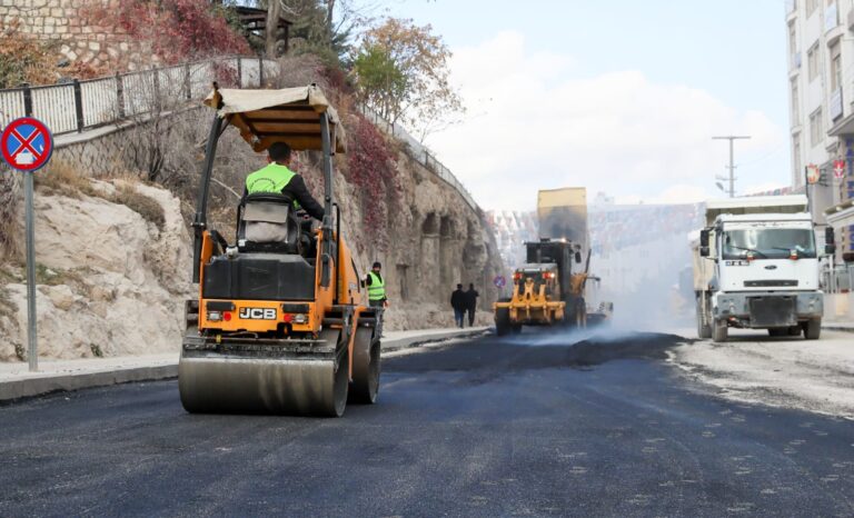 Mardin Büyükşehir Belediyesi bozuk yollarda yama ve asfalt çalışmaları gerçekleştiriyor