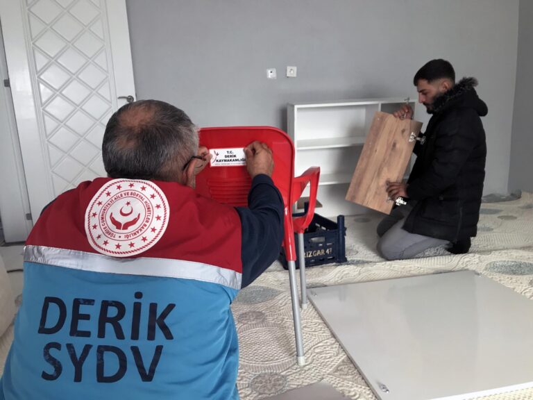 Derik Kaymakamılığından Dezavantajlı Çocuklara Masa ve Sandalye Armağanı