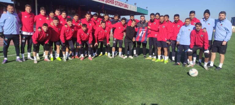 Mardin 1969 Sporlu futbolculardan engelli taraftara jest