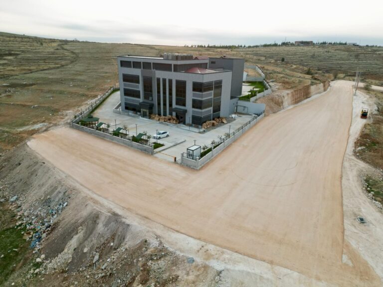 Mardin Büyükşehir Belediyesi, Midyat Diş Hastanesi Yolunda Asfalt Çalışmalarına Başladı
