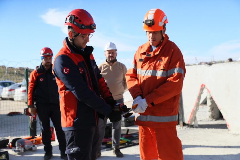 Mardin Büyükşehir Belediyesi Personeline “Afet Müdahale Eğitimi” Verildi