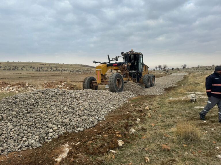 Mazıdağı’nda 3 kırsal mahallede yol yapım çalışması