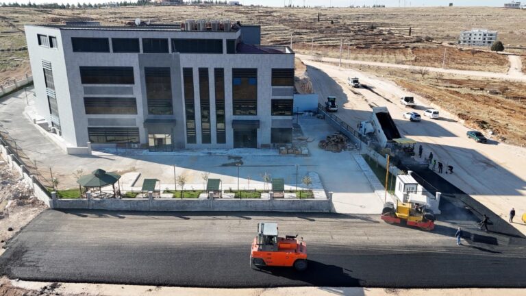 Büyükşehir Belediyesi Midyat Diş Hastanesi Yolunu Asfaltladı