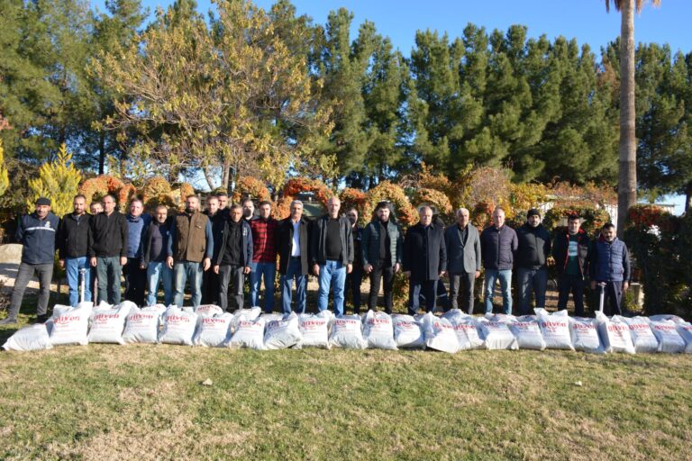 Kızıltepe Belediyesi personeline kışlık iş elbisesi dağıttığını duyurdu