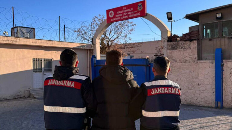 Jandarma Derik’te 29  yıl hapis cezası olan firari şahsı yakaladı