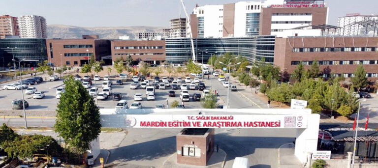 Derik’te Öğretmen servisi ile taksi çarpıştı! Yaralılar var!