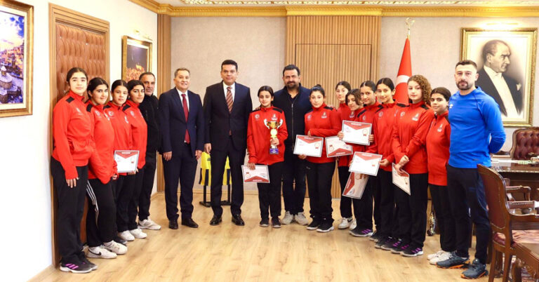 Türkiye yarı finalisti Hentbolcu kızlar Kaymakam Şahin’i ziyaret etti