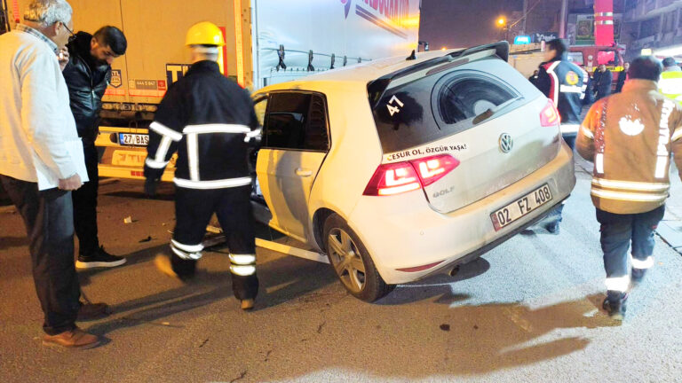 Tırın altına giren otomobilin arkasındaki yazı dikkat çekti