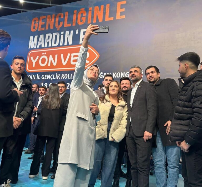 Gençlerle selfi çeken Faruk Kılıç: Sizlere bakınca kendi gençliğimi hatırlıyorum