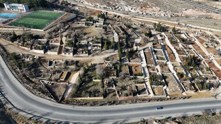 Mardin Büyükşehir Belediyesi Mezarlıklarda çevre düzenleme çalışmaları yapıyor
