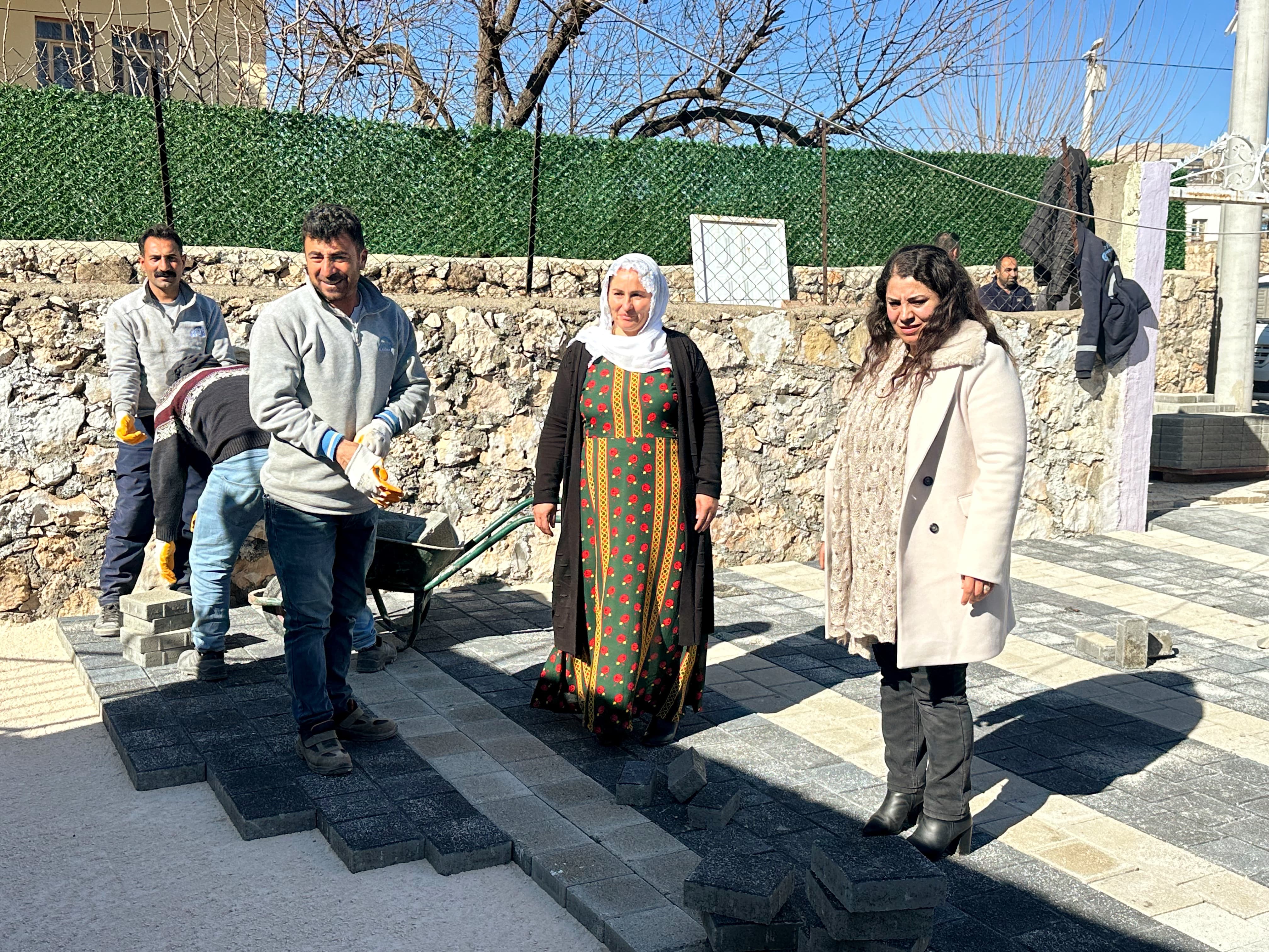 Dargeçit Belediyesi engelli bireyin avlusuna parke taşı döşedi