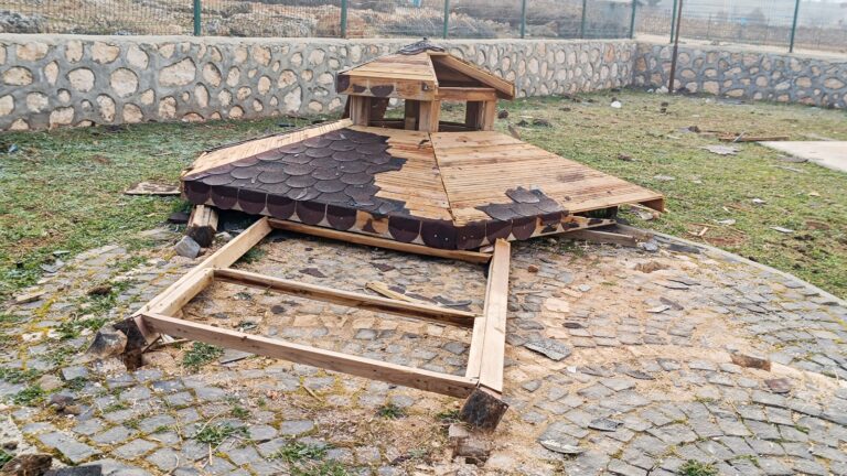 Dargeçit’te vandallar parkı yakıp yıktı