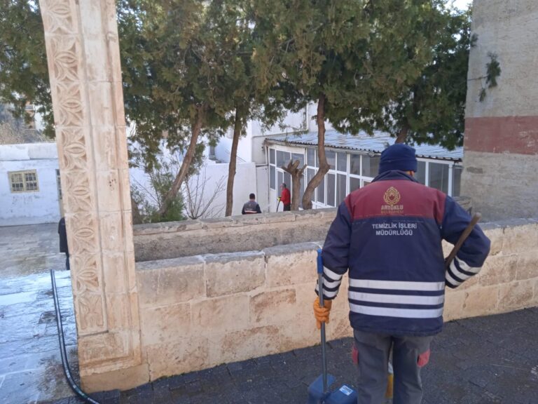 Artuklu Belediyesi Ekipleri Ramazan Ayı İçin Camilerde Temizlik Çalışması Yaptı