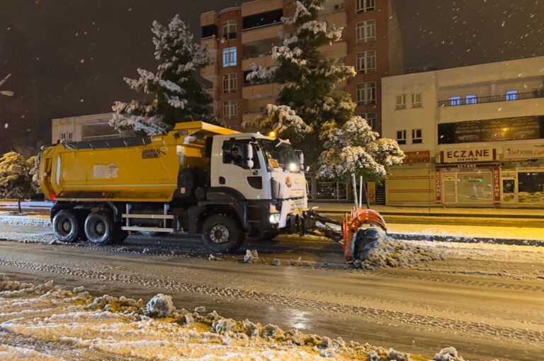 Midyat’ta Kar Temizleme Çalışmaları