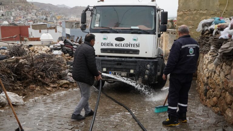 Derik Belediyesi’nden Hayvan Gübresi Temizliği