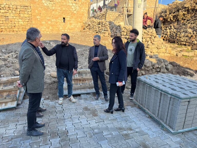 Elmabahçe Mahallesinde Yol ve Yeni Park Çalışmaları Yapıldı