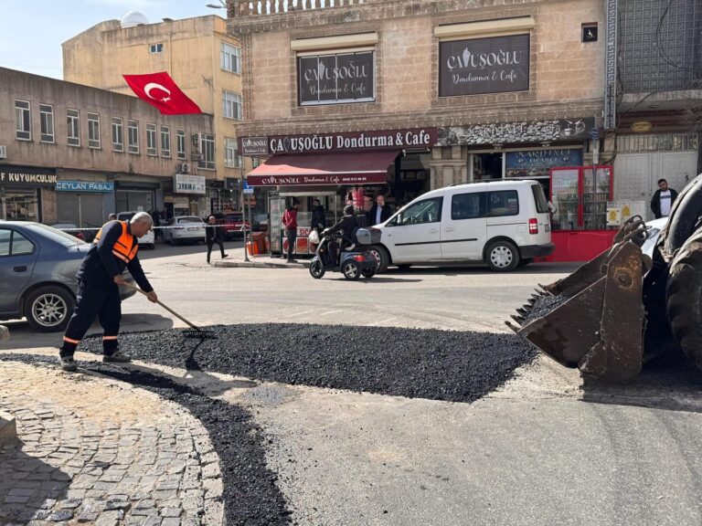 Midyat’ta Asfalt Bakım ve Onarım Çalışmaları Hız Kesmeden Sürüyor