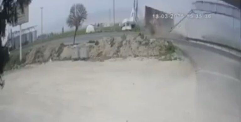 Kızıltepe’de tırın KGYS direğine çarptığı anlar güvenlik kamerasında
