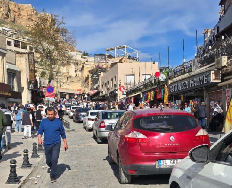 Mardin 1. Caddedeki Bayramda Park Yasağı esnekliği, trafiği felç etti