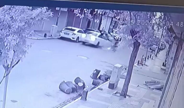 Çarpmanın etkisiyle kaskı fırladı: Genç kurye yoğun bakımda