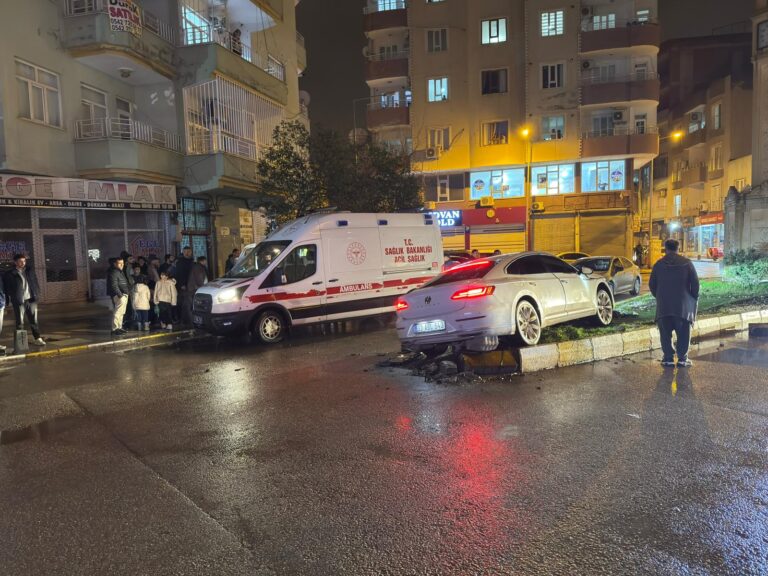 Kızıltepe’de kaza yaptıran refüj: 2 kişi yaralandı, otomobil pert oldu